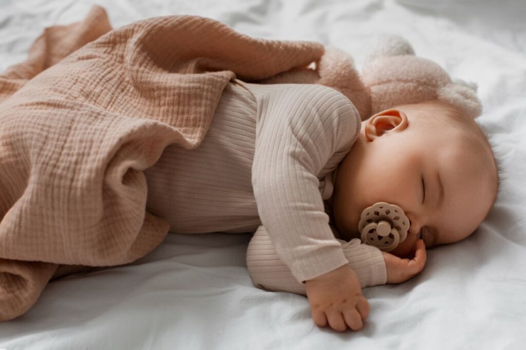 Obraz autorstwa freepik śpiące niemowlę
