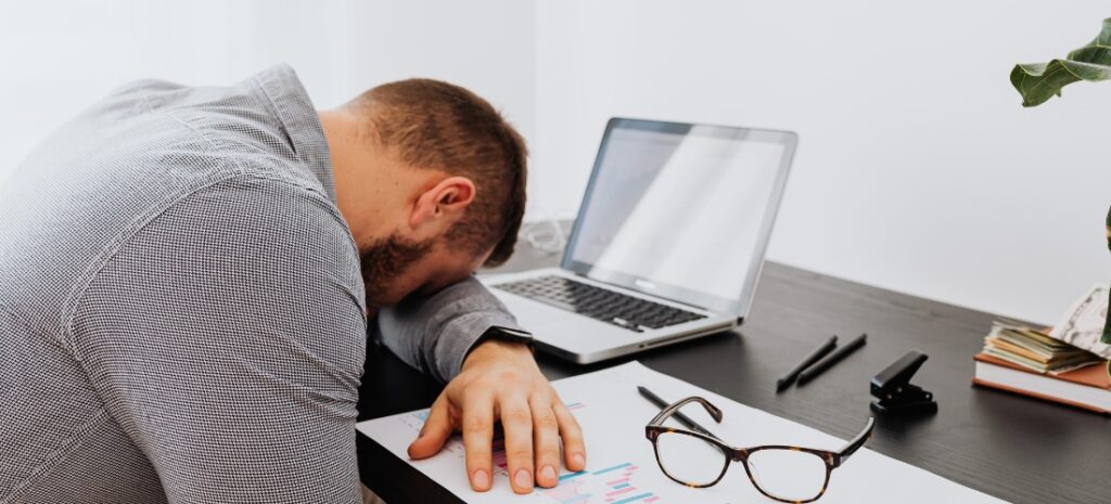 Zmęczenie i problemy z koncentracją jako objawy deprywacji snu