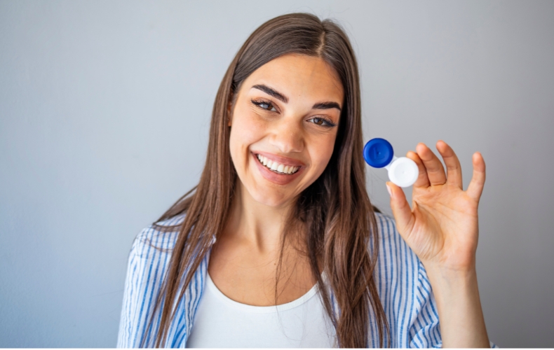 soczewki kontaktowe przechowywane w etui z płynem dezynfekującym